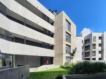 VENTA/PERMUTA - Departamento 1 dormitorio con patio y cochera - Condominio Ocho Sauces, Funes.