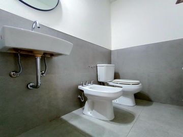 VENTA/PERMUTA - Departamento 1 dormitorio con patio y cochera - Condominio Ocho Sauces, Funes.