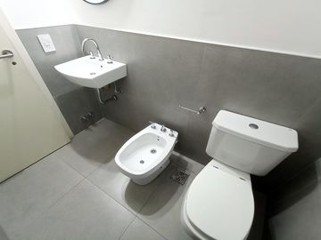 VENTA/PERMUTA - Departamento 1 dormitorio con patio y cochera - Condominio Ocho Sauces, Funes.