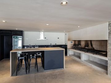 VENTA/PERMUTA - Departamento 1 dormitorio con patio y cochera - Condominio Ocho Sauces, Funes.