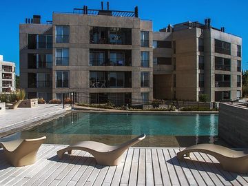 VENTA/PERMUTA - Departamento 1 dormitorio con patio y cochera - Condominio Ocho Sauces, Funes.
