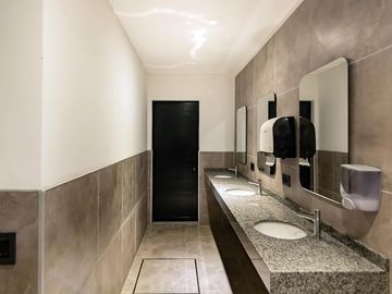 VENTA/PERMUTA - Departamento 1 dormitorio con patio y cochera - Condominio Ocho Sauces, Funes.