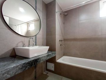 VENTA/PERMUTA - Departamento 1 dormitorio con patio y cochera - Condominio Ocho Sauces, Funes.
