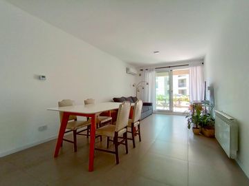VENTA/PERMUTA - Departamento 1 dormitorio con patio y cochera - Condominio Ocho Sauces, Funes.