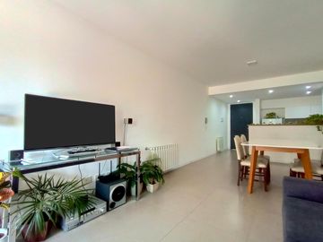 VENTA/PERMUTA - Departamento 1 dormitorio con patio y cochera - Condominio Ocho Sauces, Funes.