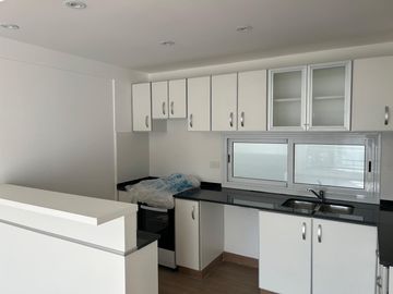 Apto credito, a estrenar, excelente 3 ambientes con balcon y cochera, a 1 cdra Av Maipú, venta