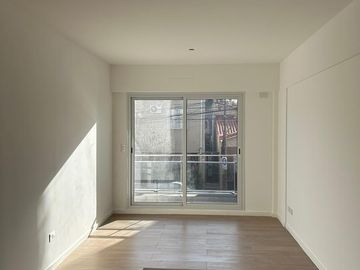 Apto credito, a estrenar, excelente 3 ambientes con balcon y cochera, a 1 cdra Av Maipú, venta