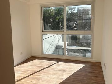 Apto credito, a estrenar, excelente 3 ambientes con balcon y cochera, a 1 cdra Av Maipú, venta