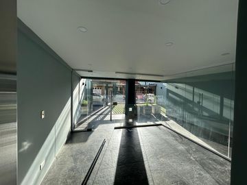 Apto credito, a estrenar, excelente 3 ambientes con balcon y cochera, a 1 cdra Av Maipú, venta
