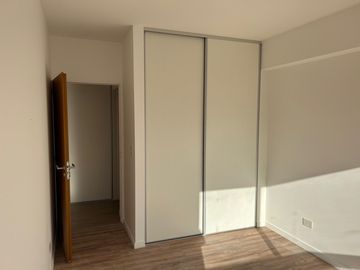 Apto credito, a estrenar, excelente 3 ambientes con balcon y cochera, a 1 cdra Av Maipú, venta