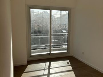 Apto credito, a estrenar, excelente 3 ambientes con balcon y cochera, a 1 cdra Av Maipú, venta