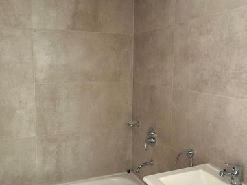 Apto credito, a estrenar, excelente 3 ambientes con balcon y cochera, a 1 cdra Av Maipú, venta