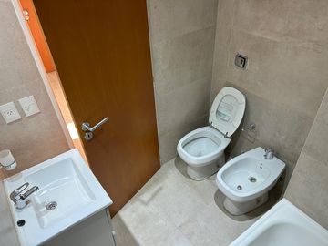 Apto credito, a estrenar, excelente 3 ambientes con balcon y cochera, a 1 cdra Av Maipú, venta