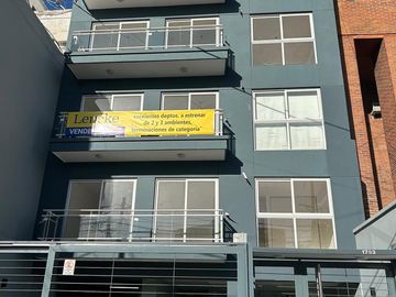 Apto credito, a estrenar, excelente 3 ambientes con balcon y cochera, a 1 cdra Av Maipú, venta