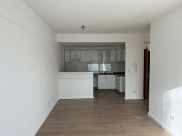 Apto credito, a estrenar, excelente 3 ambientes con balcon y cochera, a 1 cdra Av Maipú, venta