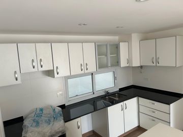 Apto credito, a estrenar, excelente 3 ambientes con balcon y cochera, a 1 cdra Av Maipú, venta