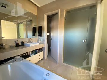 Piso 4 ambientes de categoría amoblado con 2 cocheras en venta - Quilmes centro