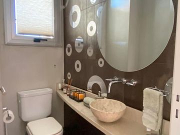 Piso 4 ambientes de categoría amoblado con 2 cocheras en venta - Quilmes centro