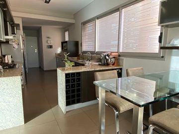 Piso 4 ambientes de categoría amoblado con 2 cocheras en venta - Quilmes centro