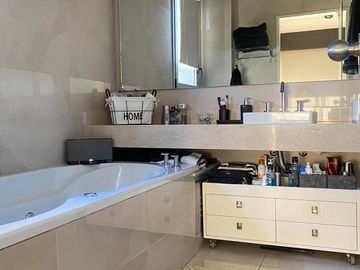Piso 4 ambientes de categoría amoblado con 2 cocheras en venta - Quilmes centro