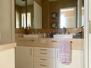Piso 4 ambientes de categoría amoblado con 2 cocheras en venta - Quilmes centro