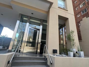 Piso 4 ambientes de categoría amoblado con 2 cocheras en venta - Quilmes centro