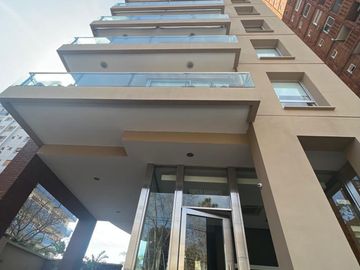 Piso 4 ambientes de categoría amoblado con 2 cocheras en venta - Quilmes centro