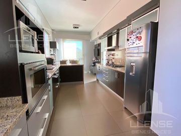Piso 4 ambientes de categoría amoblado con 2 cocheras en venta - Quilmes centro