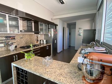Piso 4 ambientes de categoría amoblado con 2 cocheras en venta - Quilmes centro