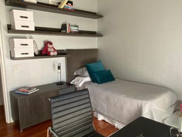Piso 4 ambientes de categoría amoblado con 2 cocheras en venta - Quilmes centro