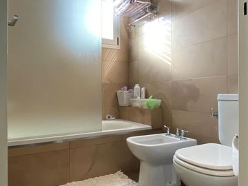Piso 4 ambientes de categoría amoblado con 2 cocheras en venta - Quilmes centro