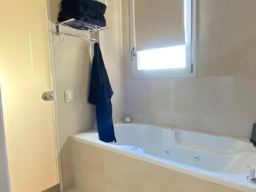 Piso 4 ambientes de categoría amoblado con 2 cocheras en venta - Quilmes centro