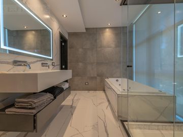 Casa  En Venta - El Canton - Norte - A la Laguna