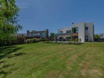 Casa  En Venta - El Canton - Norte - A la Laguna