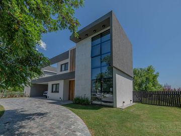 Casa  En Venta - El Canton - Norte - A la Laguna
