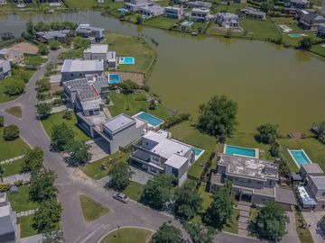 Casa  En Venta - El Canton - Norte - A la Laguna