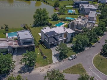 Casa  En Venta - El Canton - Norte - A la Laguna