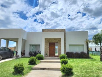 Casa en venta - 3 Dormitorios 1 Baño - 900mts2 - Ezeiza