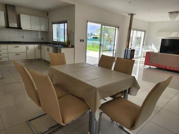 Casa en venta - 3 Dormitorios 1 Baño - 900mts2 - Ezeiza