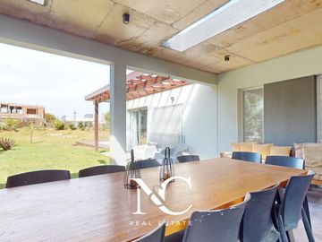 Casa en venta en Costa Esmeralda con cochera