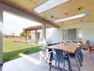 Casa en venta en Costa Esmeralda con cochera