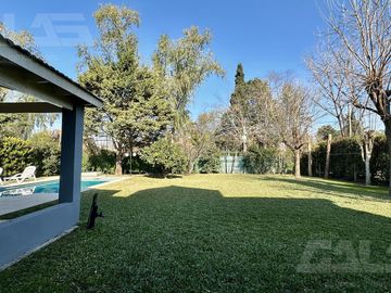 Casa 5 ambientes, 4 dormitorio - Pileta - 2 baños - Quincho -  Francisco Alvarez