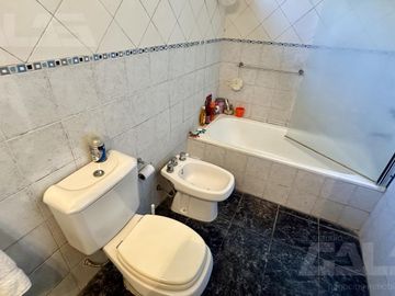 Casa 5 ambientes, 4 dormitorio - Pileta - 2 baños - Quincho -  Francisco Alvarez