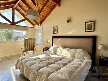 Casa 5 ambientes, 4 dormitorio - Pileta - 2 baños - Quincho -  Francisco Alvarez