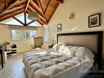 Casa 5 ambientes, 4 dormitorio - Pileta - 2 baños - Quincho -  Francisco Alvarez