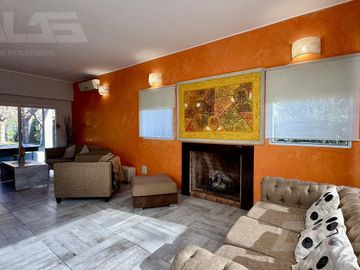 Casa 5 ambientes, 4 dormitorio - Pileta - 2 baños - Quincho -  Francisco Alvarez