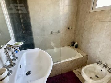 Casa 5 ambientes, 4 dormitorio - Pileta - 2 baños - Quincho -  Francisco Alvarez