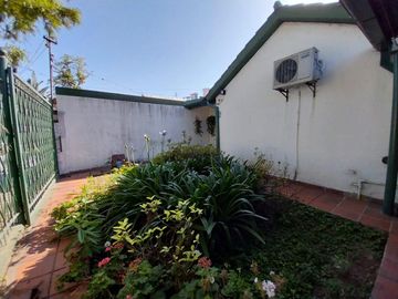 Casa en  venta 3D. en Pje Lujones 1ra cuadra. alt Av Mate de Luna 4000