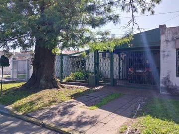 Casa en  venta 3D. en Pje Lujones 1ra cuadra. alt Av Mate de Luna 4000