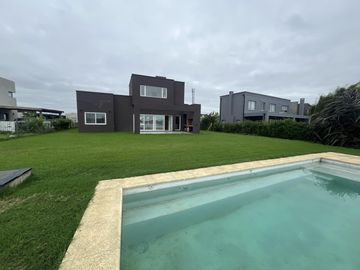 Casa en  Casa a la LAGUNA Venta 3 dorm - Pileta - Barrio San Sebastian Area 10 - PILAR